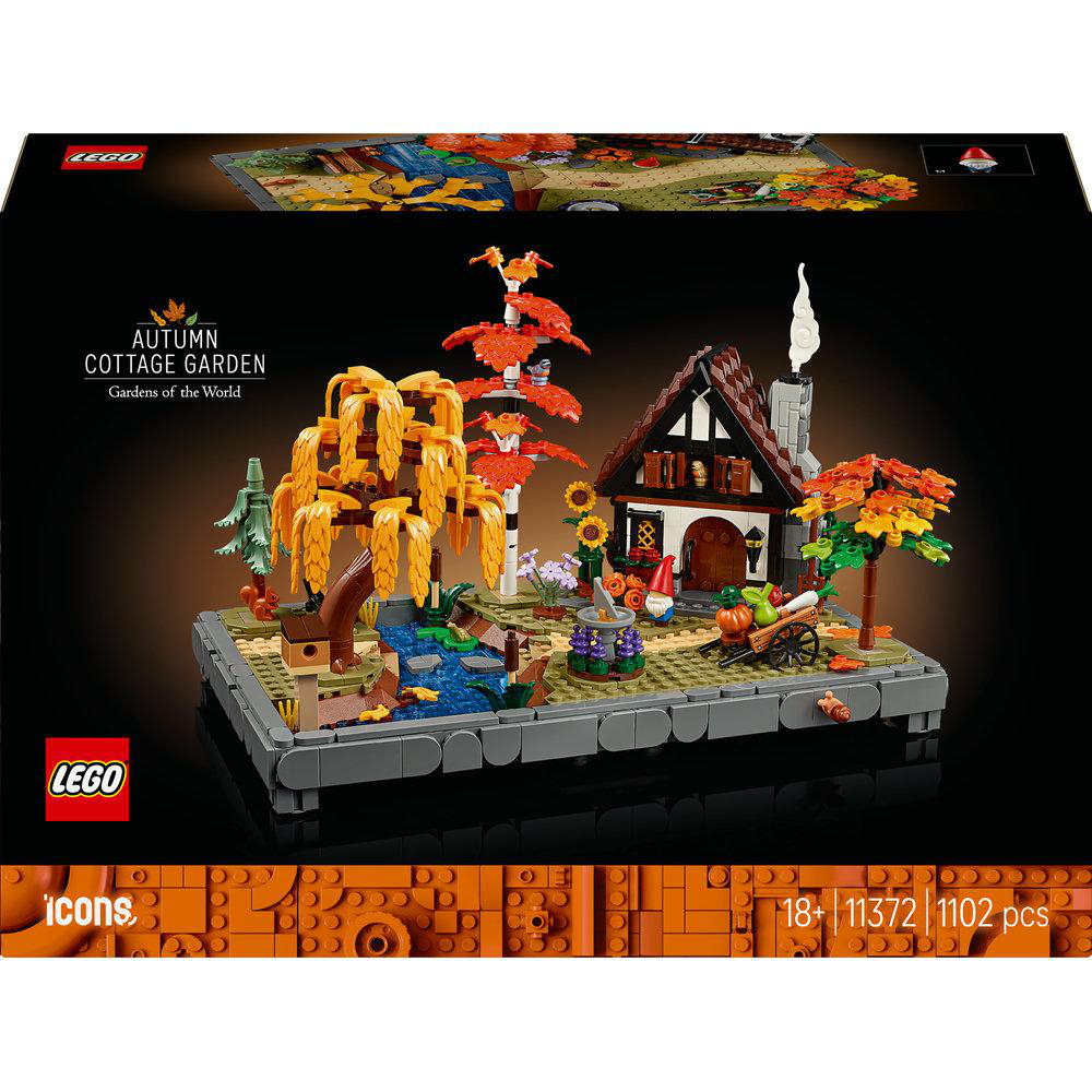 LEGO Herbst Cottage Garden Set. Es zeigt ein Haus, Bäume, einen Bach und einen Kürbiswagen. Der Hintergrund ist eine schwarze Box.