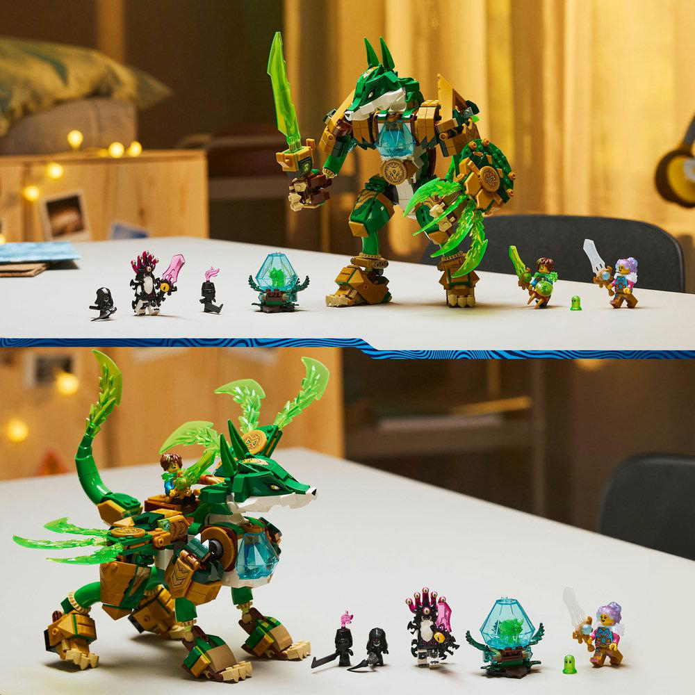 Zwei Lego-Sets mit Figuren. Ein großer grüner Roboter und ein grüner Drache. Mehrere kleinere Figuren sind ebenfalls auf dem Tisch vorhanden.