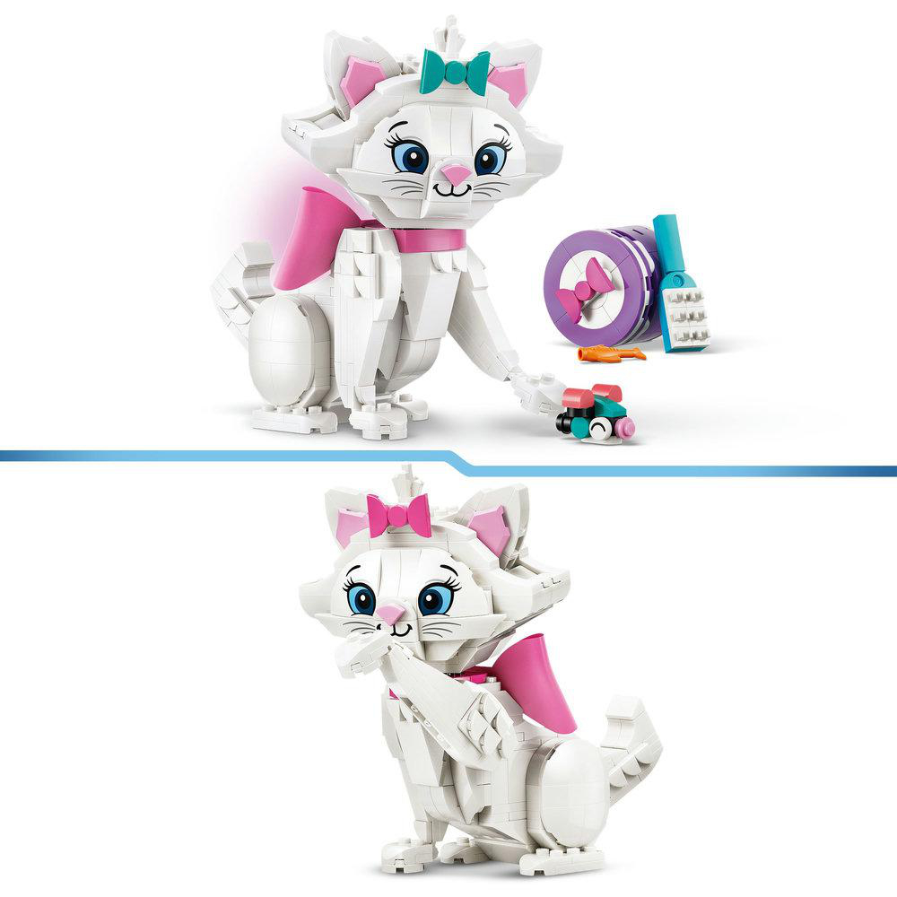 Zwei Lego-Figuren einer weißen Katze Marie mit rosa Schleife und Zubehör. Eine Figur befindet sich im oberen und die andere im unteren Bereich.