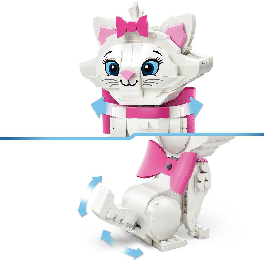 Eine weiße Katzenfigur aus Blöcken mit rosa Schleife und Kragen. Pfeile zeigen, wie es zusammengebaut werden kann. Es ist eine cartoonartige Katze.