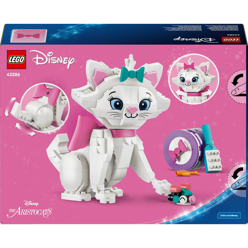 Eine Lego Disney Marie Figur aus Aristocats. Sie ist weiß mit rosa Akzenten, einer Schleife und einem rosa Schal.