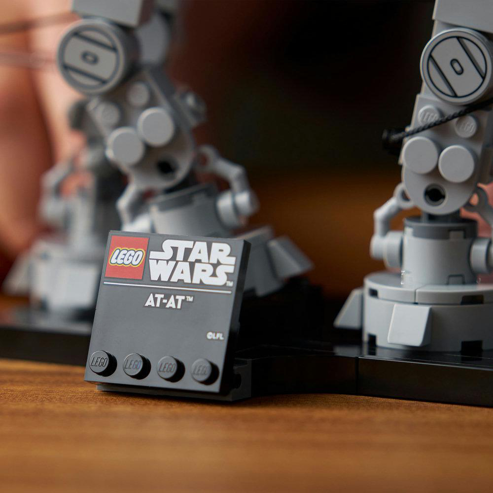 LEGO Star Wars AT-AT Modell. Graue AT-AT-Beine und -Körper. Ein schwarzes Schild liest LEGO Star Wars AT-AT. LEGO-Logo sichtbar.