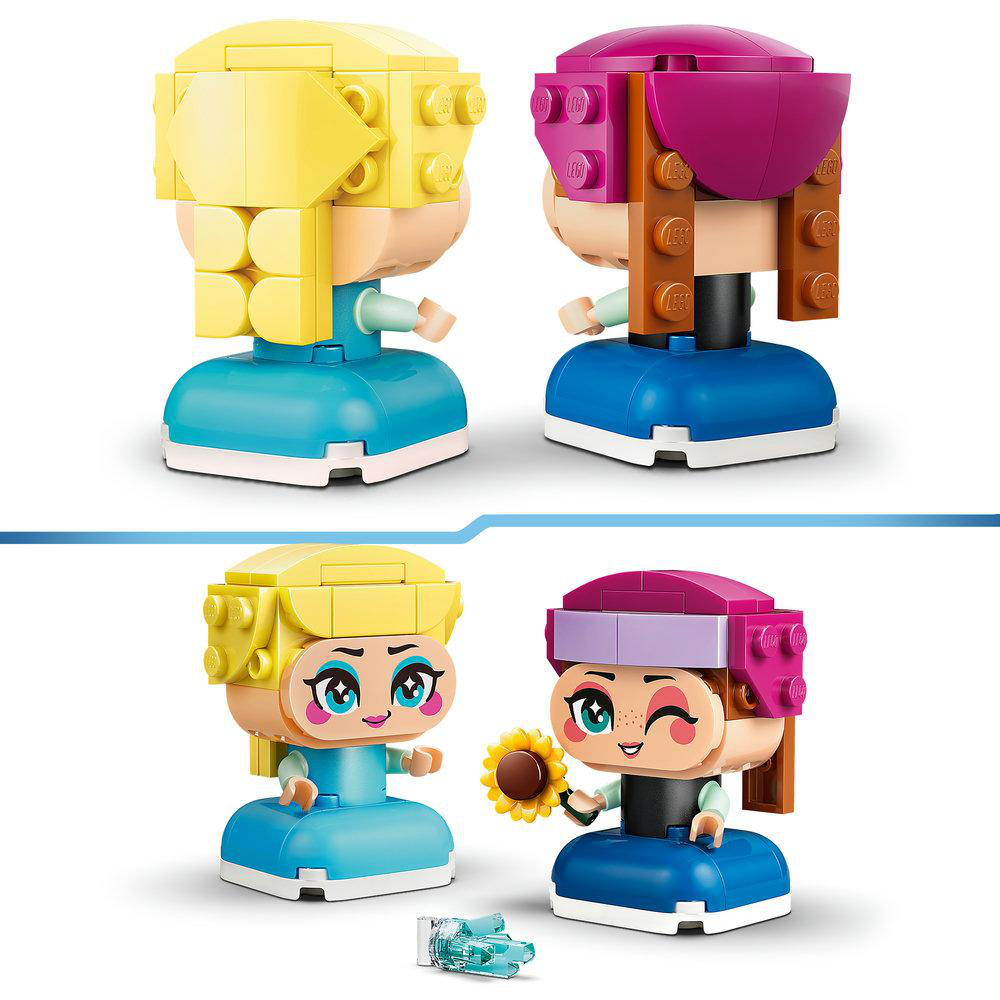 Vier Lego-Figuren. Zwei Blondinen und zwei mit pinkfarbenem Haar. Eine Figur hält eine Sonnenblume. Unten ist ein kleiner blauer Block.