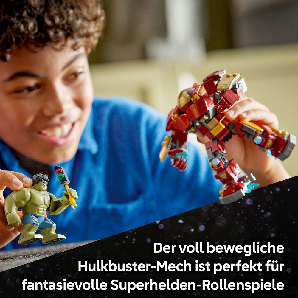 Ein lächelnder Junge hält eine Hulk-Figur und ein rot-goldenes Mech-Spielzeug. Text unten: 'Der voll bewegliche Hulkbuster-Mech'.
