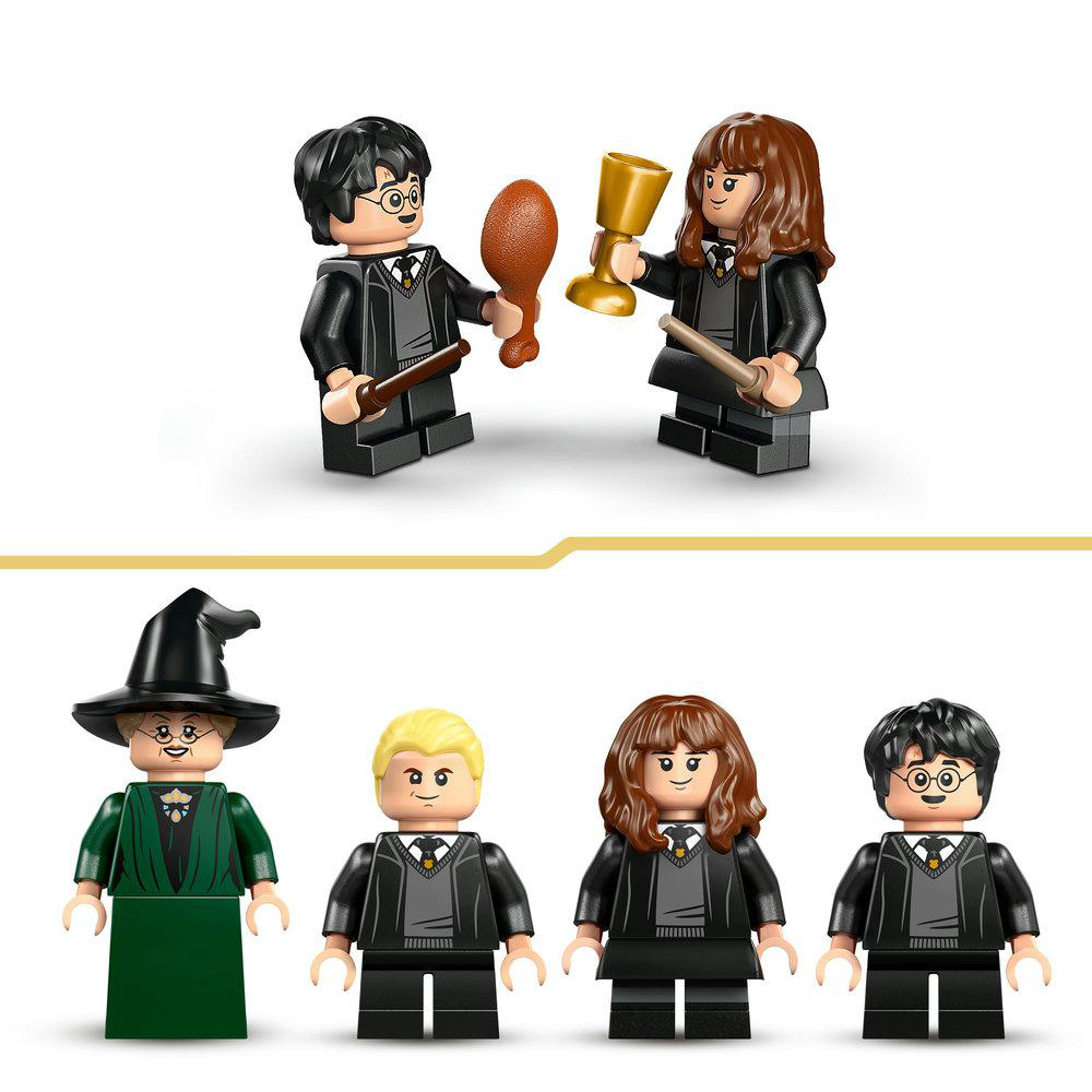 Lego Harry Potter Minifiguren: Harry, Hermine und andere. Halten Zauberstäbe, Hähnchenschenkel und einen goldenen Pokal, alles auf weißem Grund.
