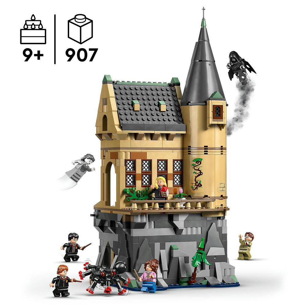 Lego-Set von Schloss Hogwarts. Enthält Figuren, eine Spinne, eine Fledermaus und einen Geist. Das Alter ist 9+ und enthält 907 Teile.