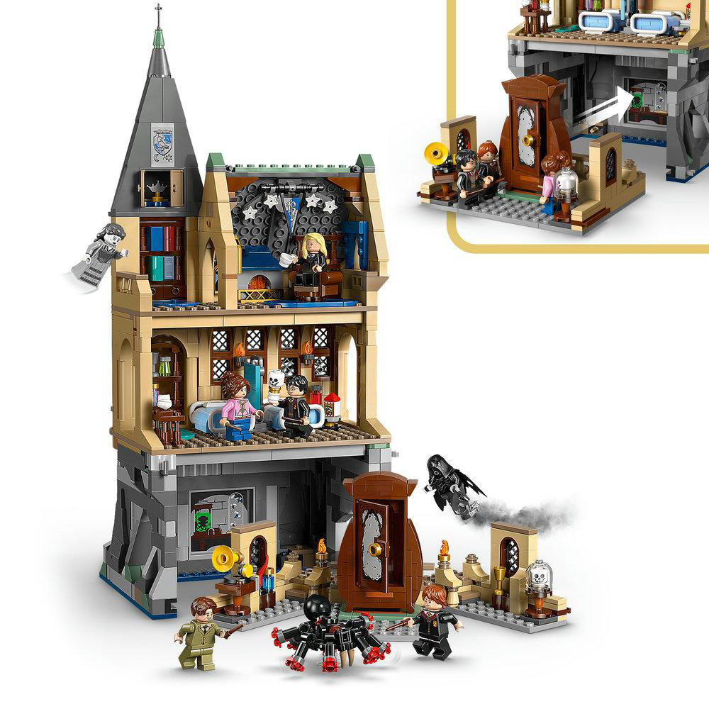 Lego-Schloss mit Minifiguren. Charaktere sind Harry Potter, Hermine und Voldemort. Das Set hat mehrere Räume und eine Spinne.