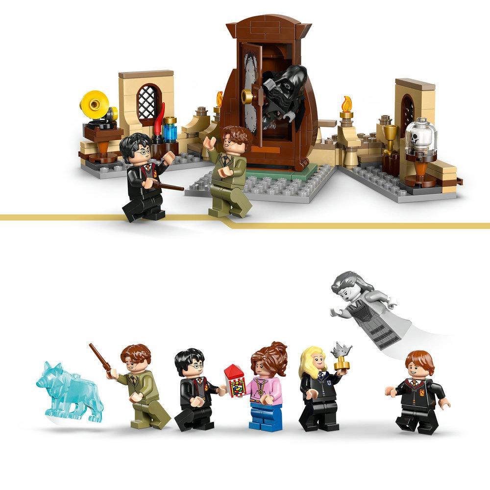 Lego Harry Potter Set. Enthält Figuren von Harry, Ron, Hermine und anderen. Das Set zeigt Hogwarts-Elemente mit Requisiten.