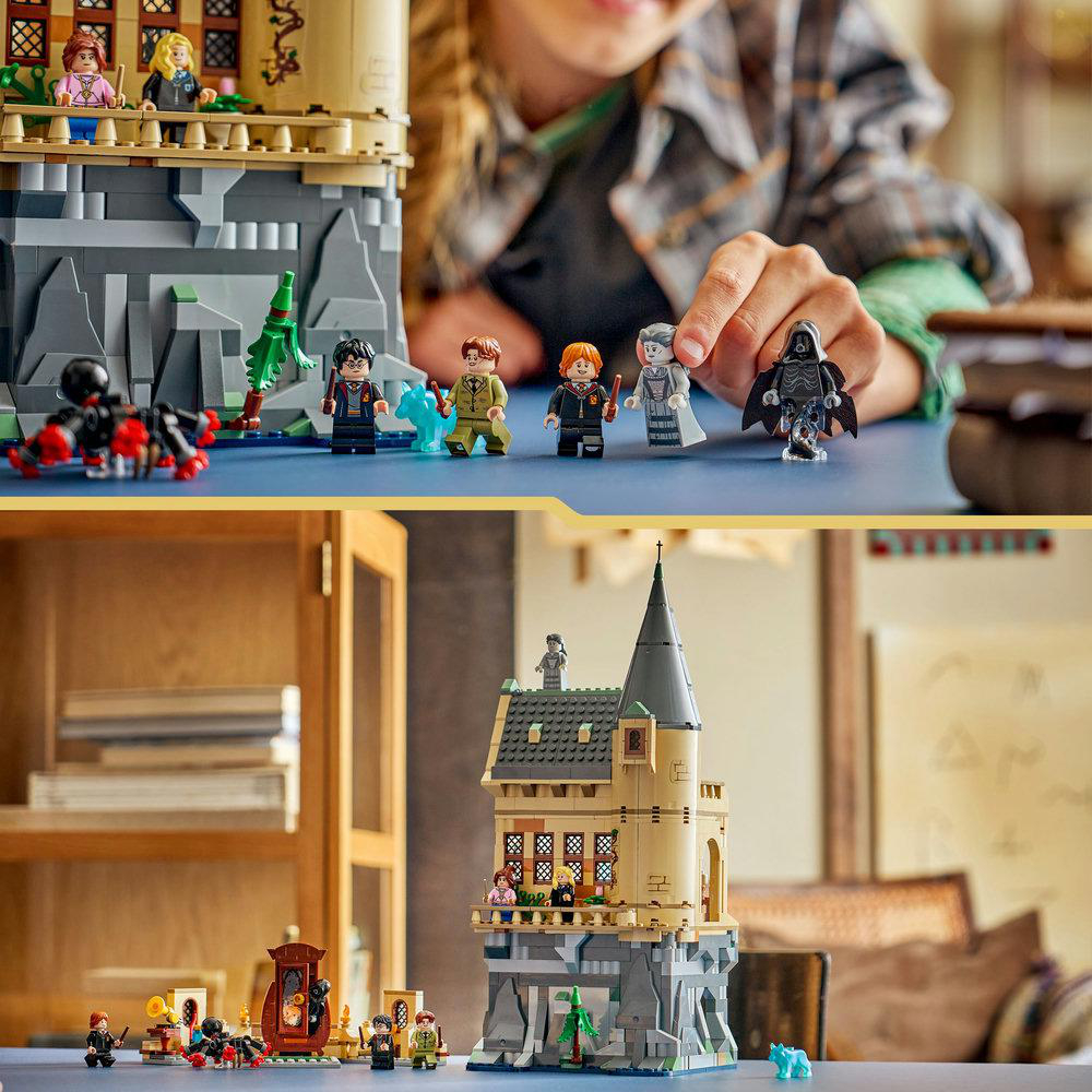 Die Hände eines Kindes interagieren mit einer Lego-Burg. Mehrere Lego-Figuren sind aufgebaut, darunter Harry Potter und andere Charaktere.
