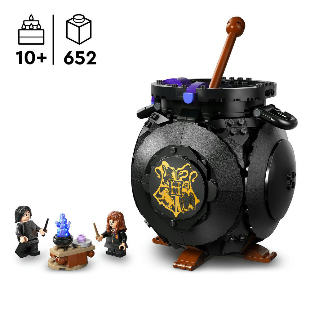 Ein schwarzes Lego-Set mit einem Kessel, Figuren und Zubehör. Enthält einen hölzernen Rührstab. Mit dem Hogwarts-Wappen.