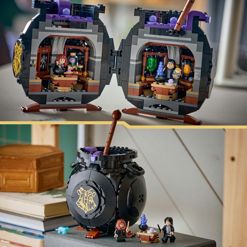 LEGO Harry Potter Set. Enthält einen Kessel und Innenszenen mit Minifiguren. Vordergrund: Kessel und Figuren. Hintergrund: Bücher.