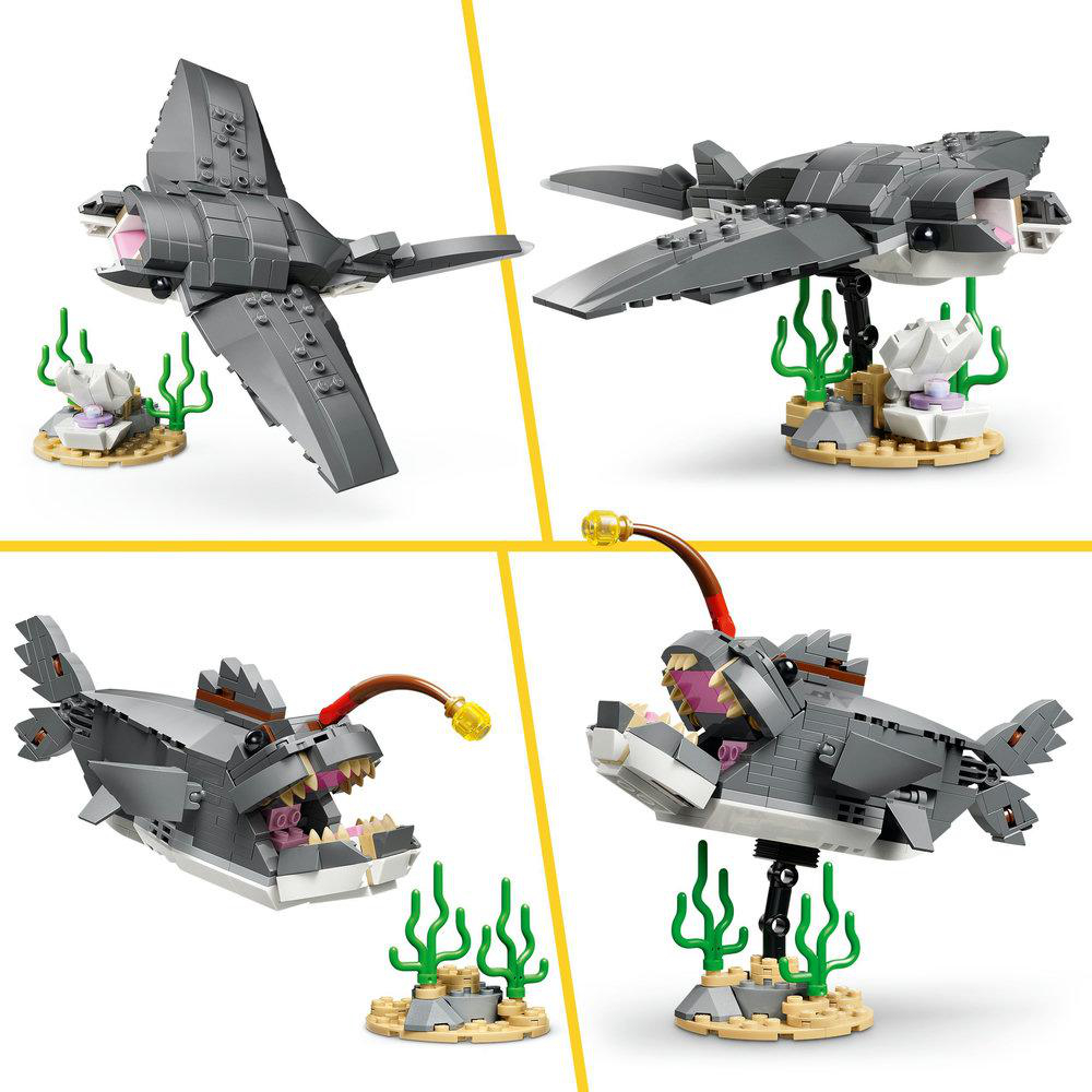 Vier LEGO-Modelle von Meereskreaturen: ein Hai und ein Anglerfisch. Jeder hat eine Basis mit Seegras. Grau, Weiß und Beige dominieren.