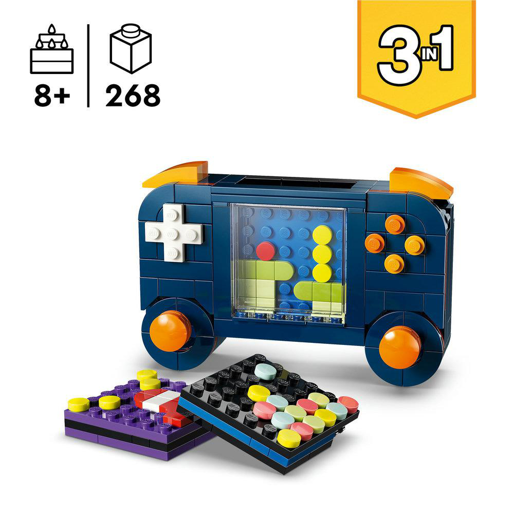 Eine blaue Lego-Spielkonsole mit orangefarbenen Rädern und Knöpfen. Zwei kleine Lego-Blöcke befinden sich im Vordergrund. Alter 8+.