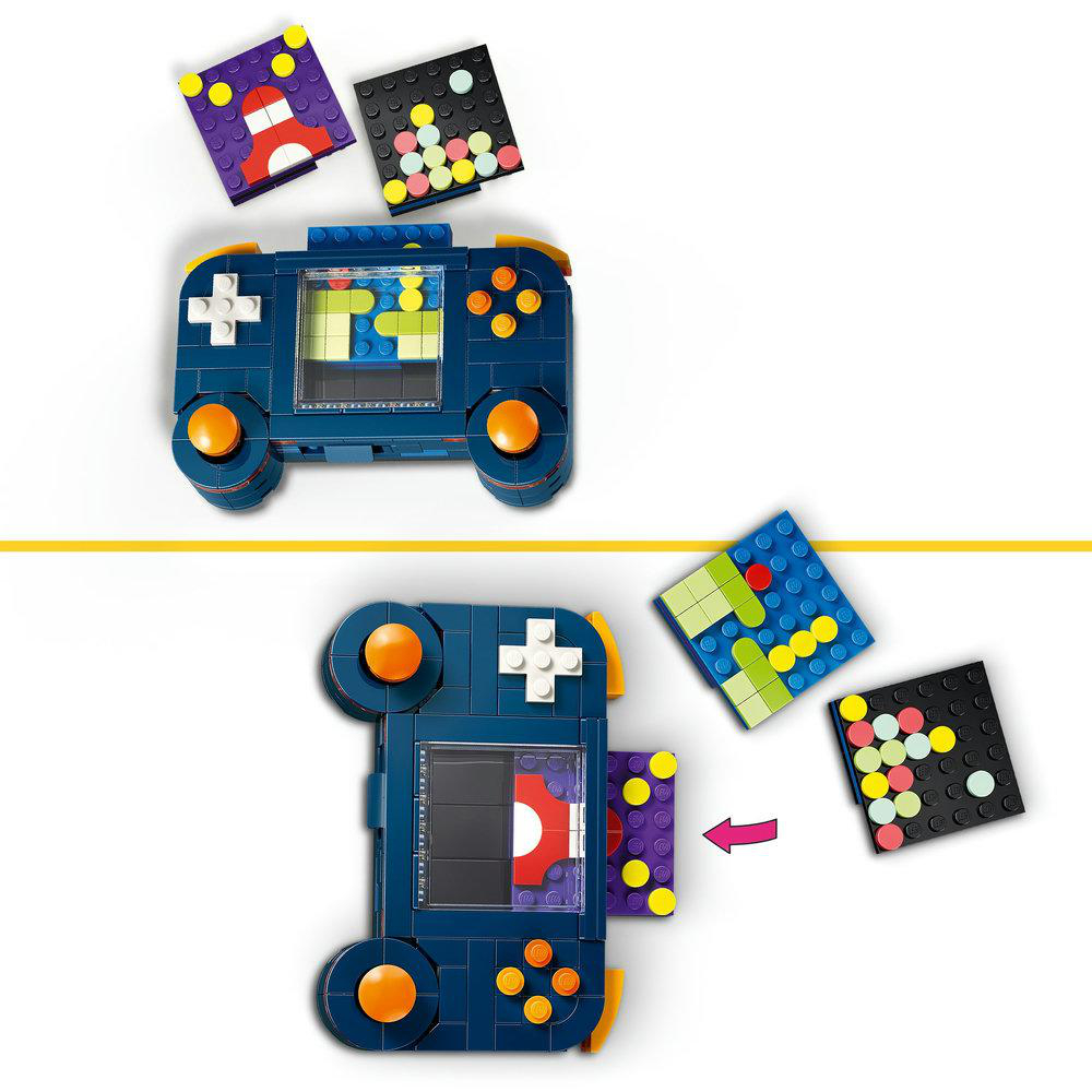 Das Bild zeigt eine blaue Lego-Konsole mit bunten Blöcken, einschließlich eines lila, weißen und gelben Spielkassetten-Designs.