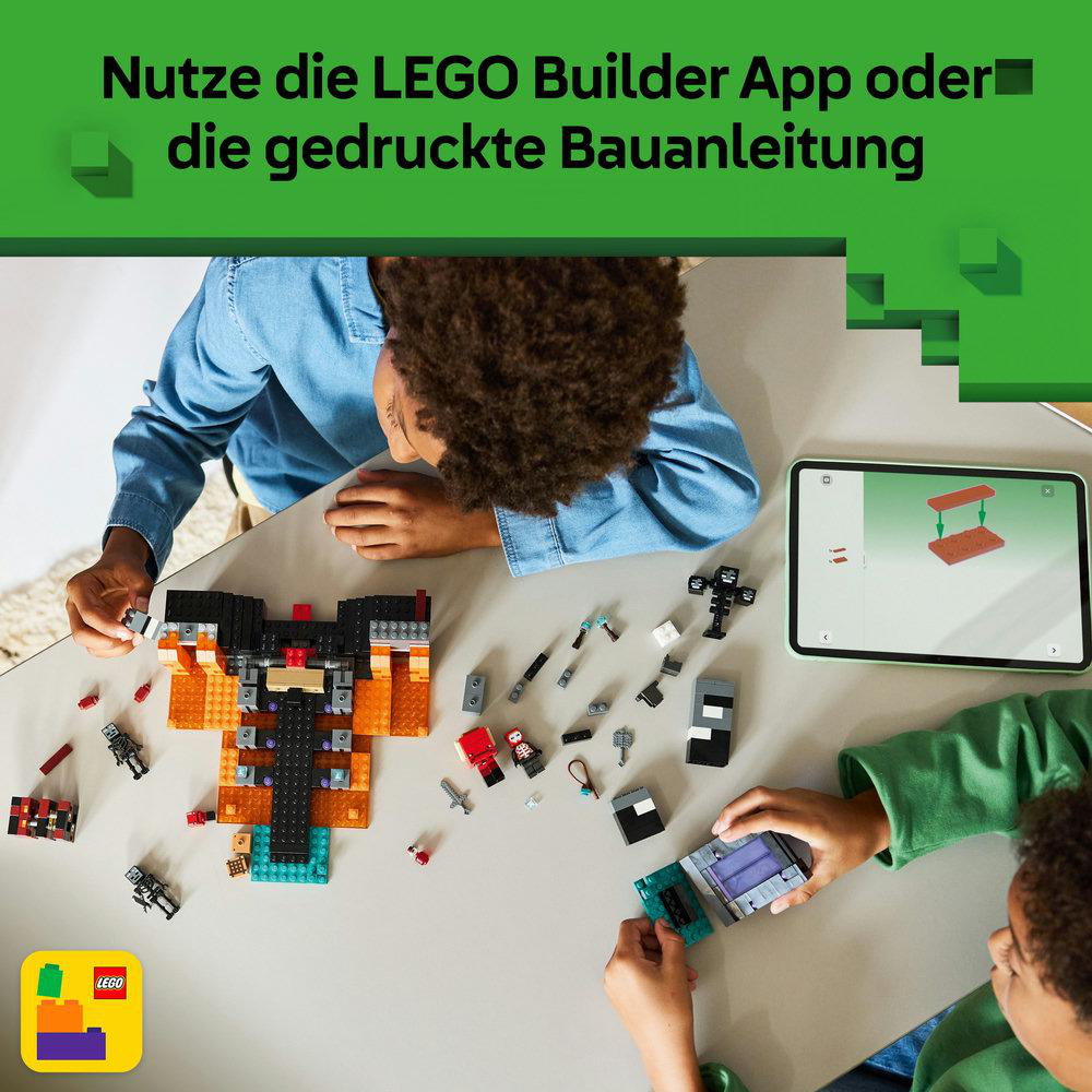Zwei Kinder bauen mit LEGOs auf einem Tisch. Eines benutzt ein Tablet. LEGO-Teile sind auf dem Tisch verstreut. Das Bild zeigt das LEGO-Logo.
