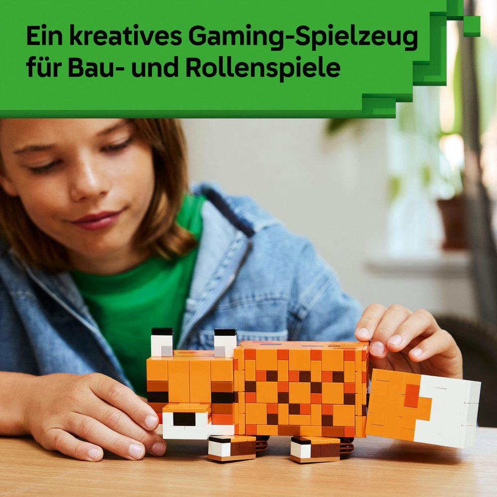 Ein Kind hält ein orangefarbenes und braunes Blocktier-Spielzeug. Oben befindet sich ein grünes Banner mit Text. Der Hintergrund ist ein verschwommener Raum.