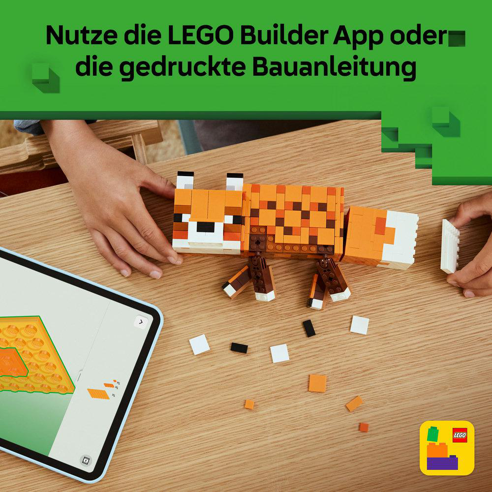Eine Person baut einen LEGO-Fuchs. Ein Tablet zeigt Anweisungen. Verstreute LEGO-Teile umgeben den Fuchs auf einer Holzoberfläche.