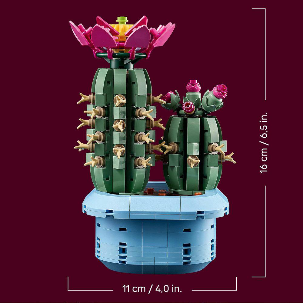 Ein Lego-Kaktus-Set in einem blauen Topf. Das Set enthält zwei Kakteen, einen hohen mit rosa Blüte und einen kürzeren mit rosa Knospen.