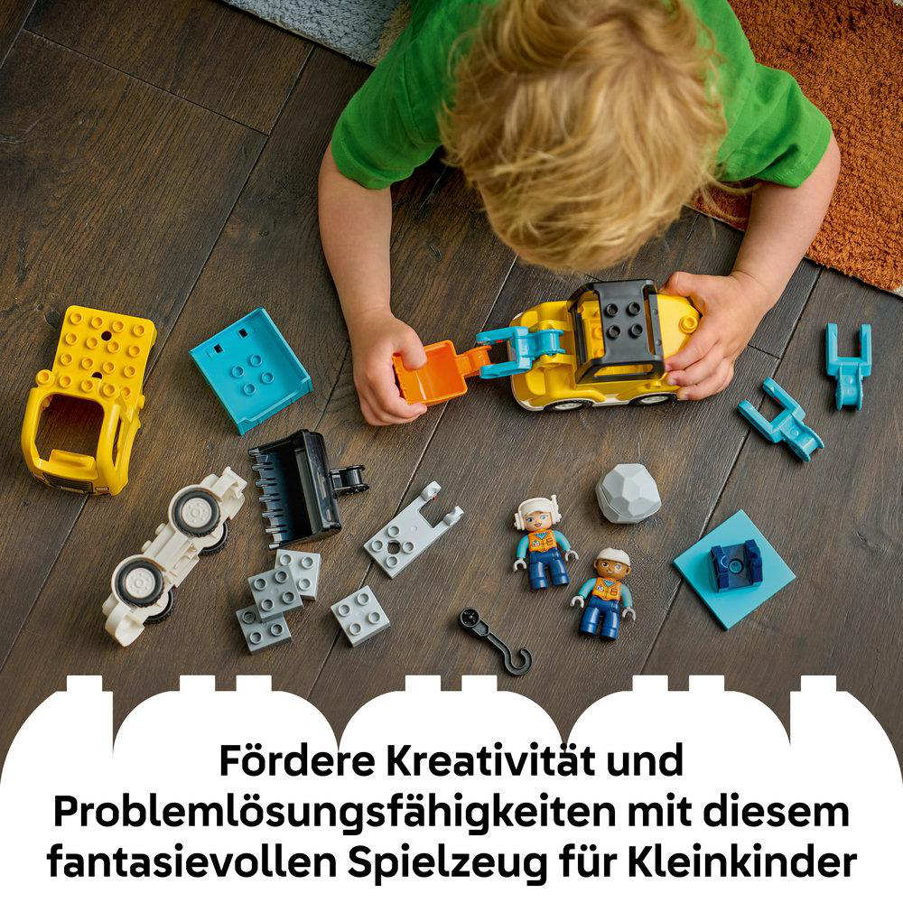 Ein Kind spielt mit bunten Spielzeugfahrzeugen und Figuren auf einem Holzboden. Die Szene ist hell und spielerisch, passend für Kinder.