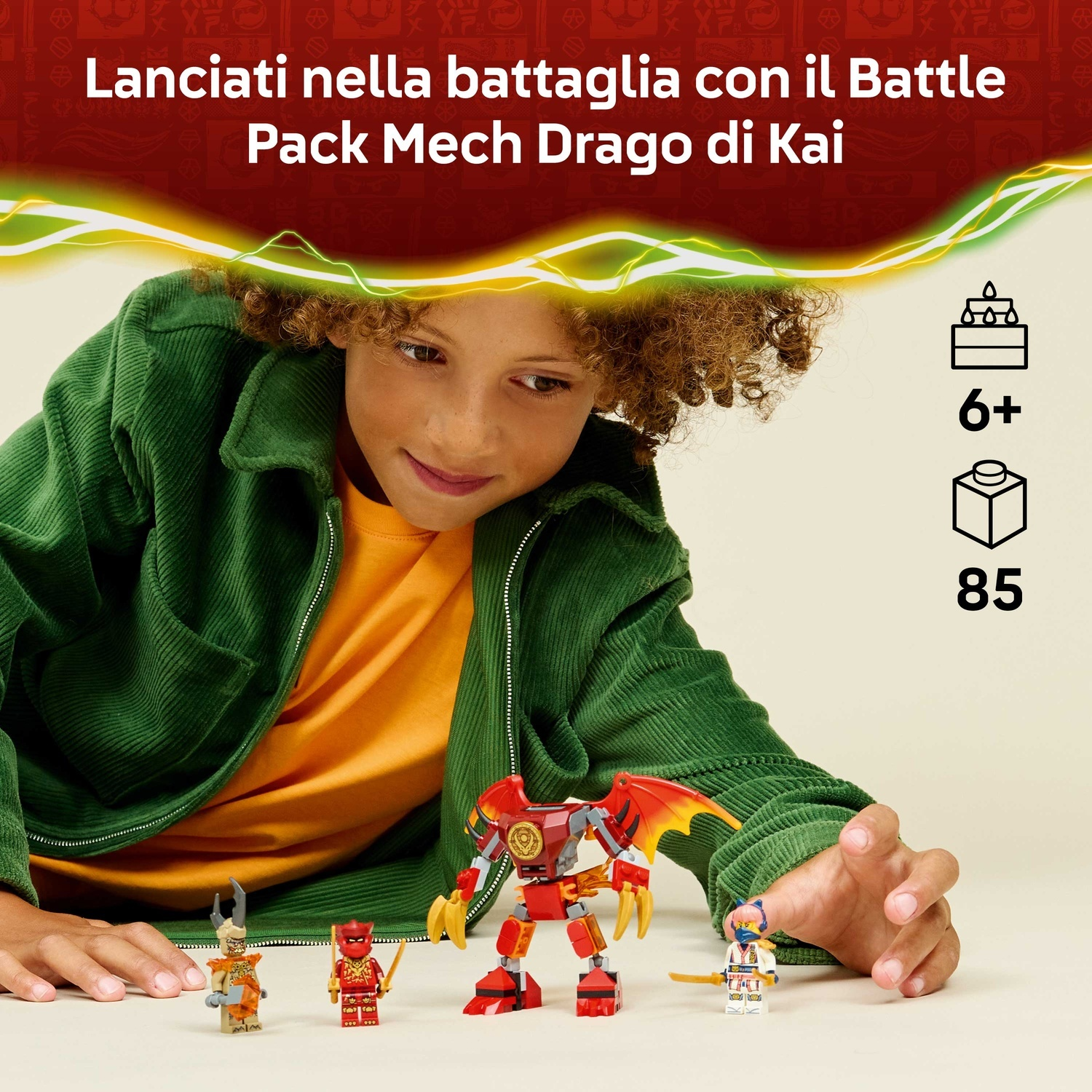 Un ragazzo guarda i personaggi Lego. Un drago meccanico rosso e altre tre figure sono sul tavolo. Lo sfondo è color crema.
