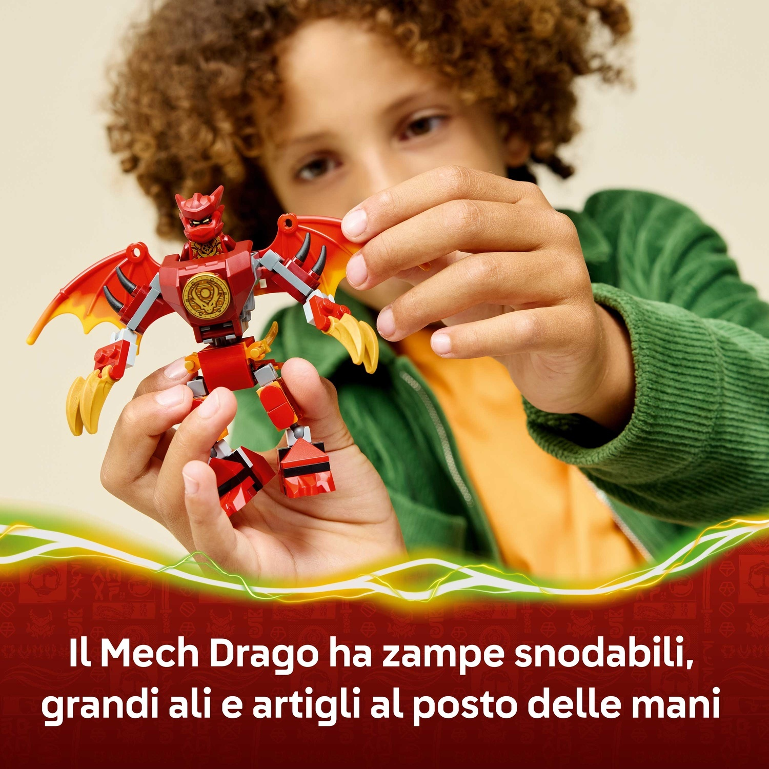 Un bambino tiene in mano un giocattolo a forma di drago rosso e giallo. Il drago ha grandi ali e artigli. Lo sfondo è sfocato, con testo in basso.