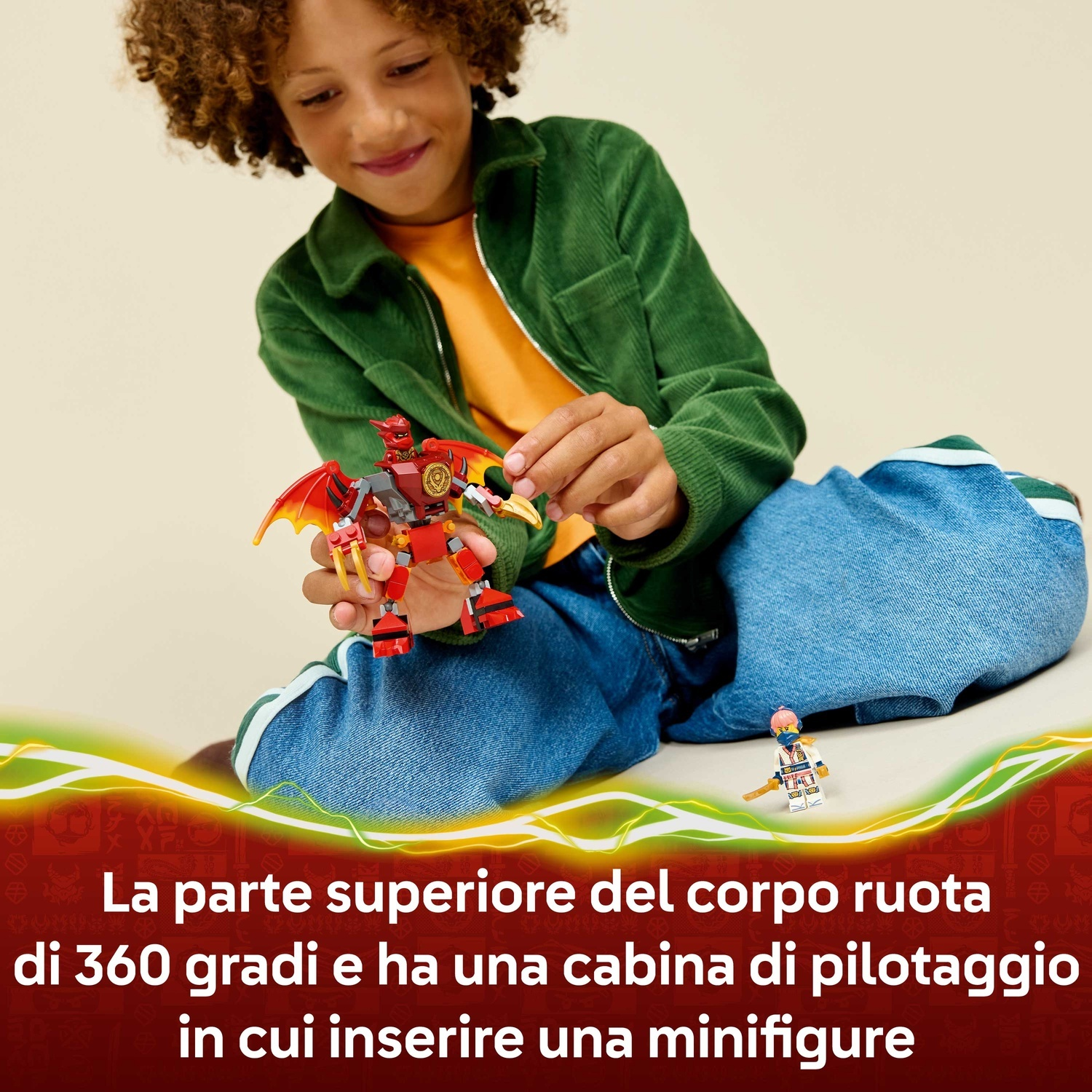 Un ragazzo tiene in mano un drago giocattolo rosso e oro. C'è una piccola figura sulla destra. Il testo dice: 'La parte superiore ruota di 360 gradi'.