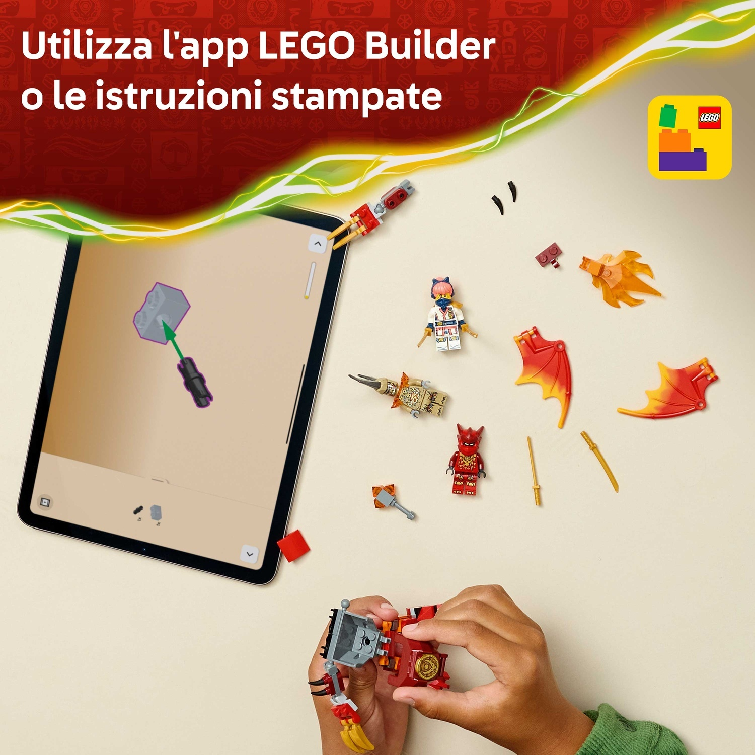 Mani che assemblano un set LEGO con istruzioni su tablet. Figure ed elementi LEGO sparsi.