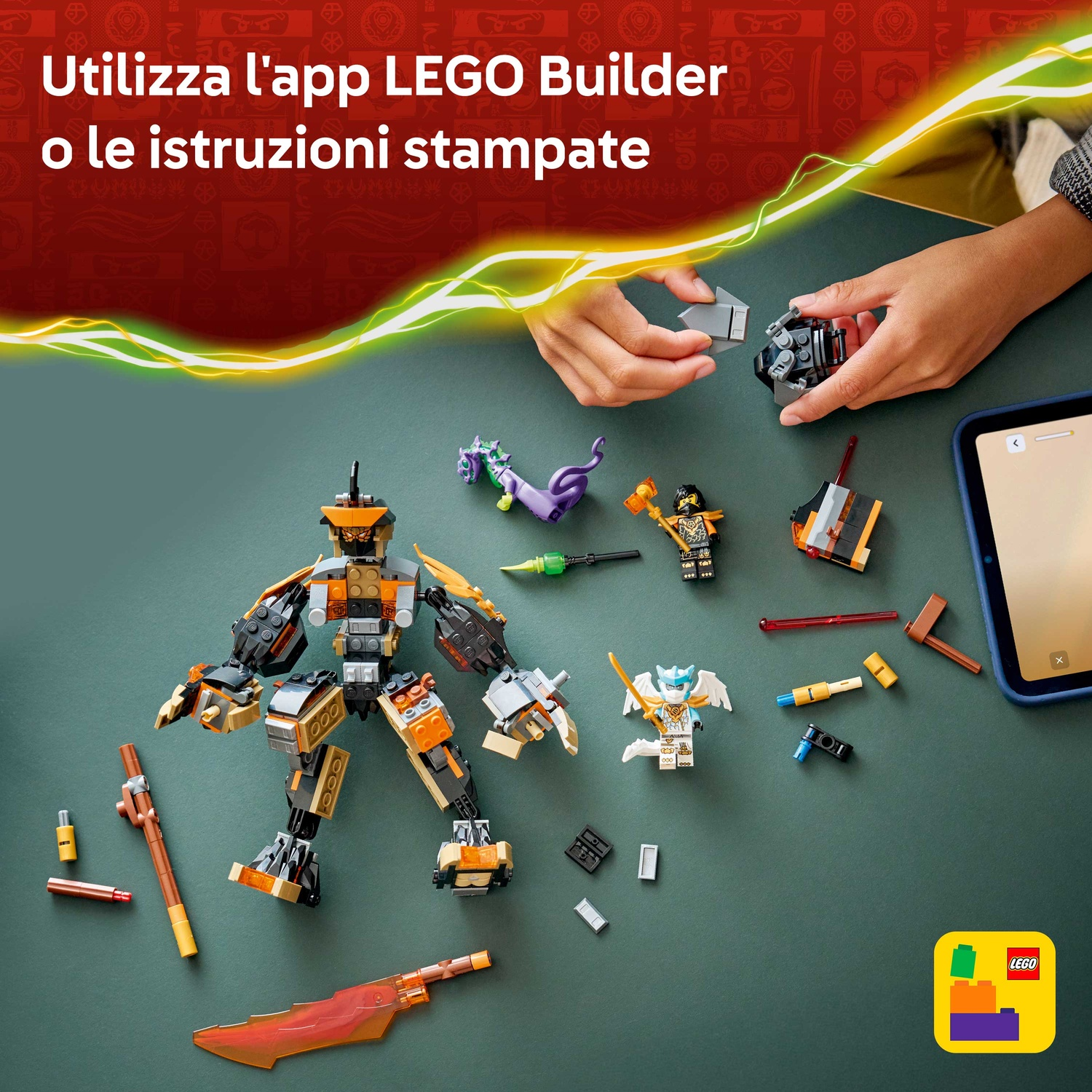 Una persona che assembla i LEGO. Personaggi e parti LEGO sparsi su una superficie verde scuro. Un tablet mostra l'interfaccia dell'app LEGO.