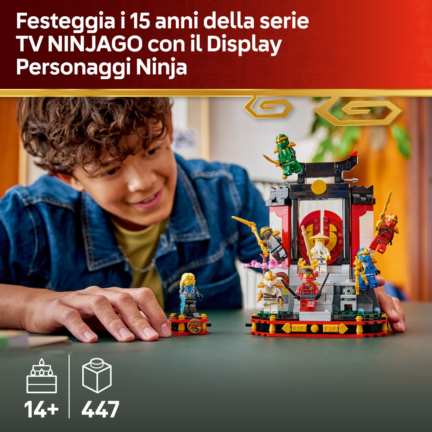 Un ragazzo sorride a un set Lego Ninjago, con personaggi ninja e un edificio. Il testo in alto recita: Festeggia i 15 anni di TV Ninjago.