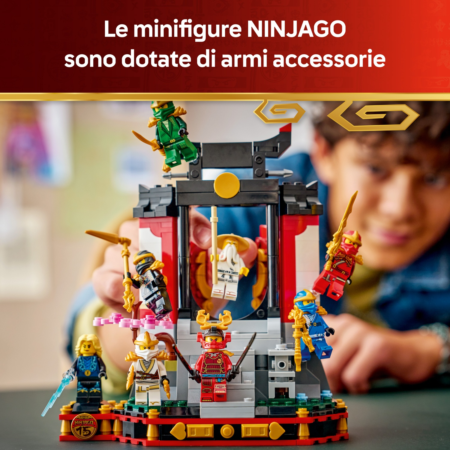 Un bambino gioca con un set Lego Ninjago, con varie figure di ninja. Il set include una struttura a tempio rossa e nera.