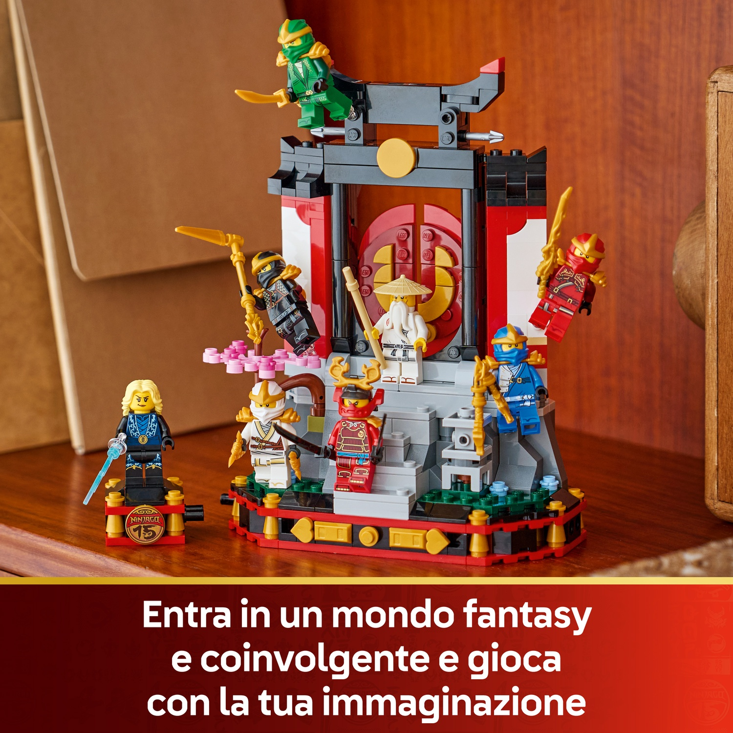 Un set Lego Ninjago con diversi personaggi ninja e una struttura a tempio con un cancello rosso, su una superficie di legno.