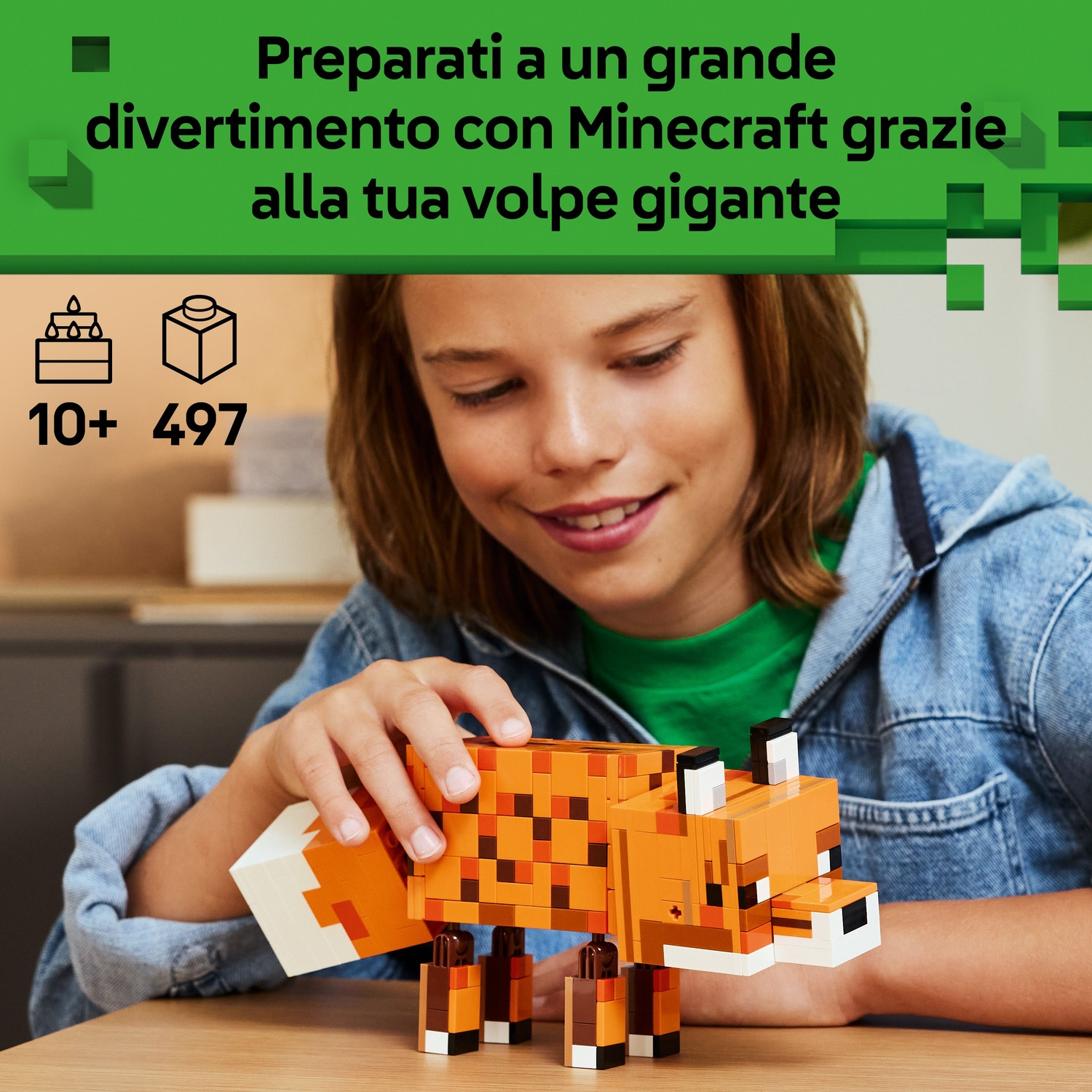 Un ragazzo tiene in mano una volpe arancione fatta di blocchi. La volpe è di Minecraft. Il testo sopra dice: Preparati a divertirti con Minecraft.