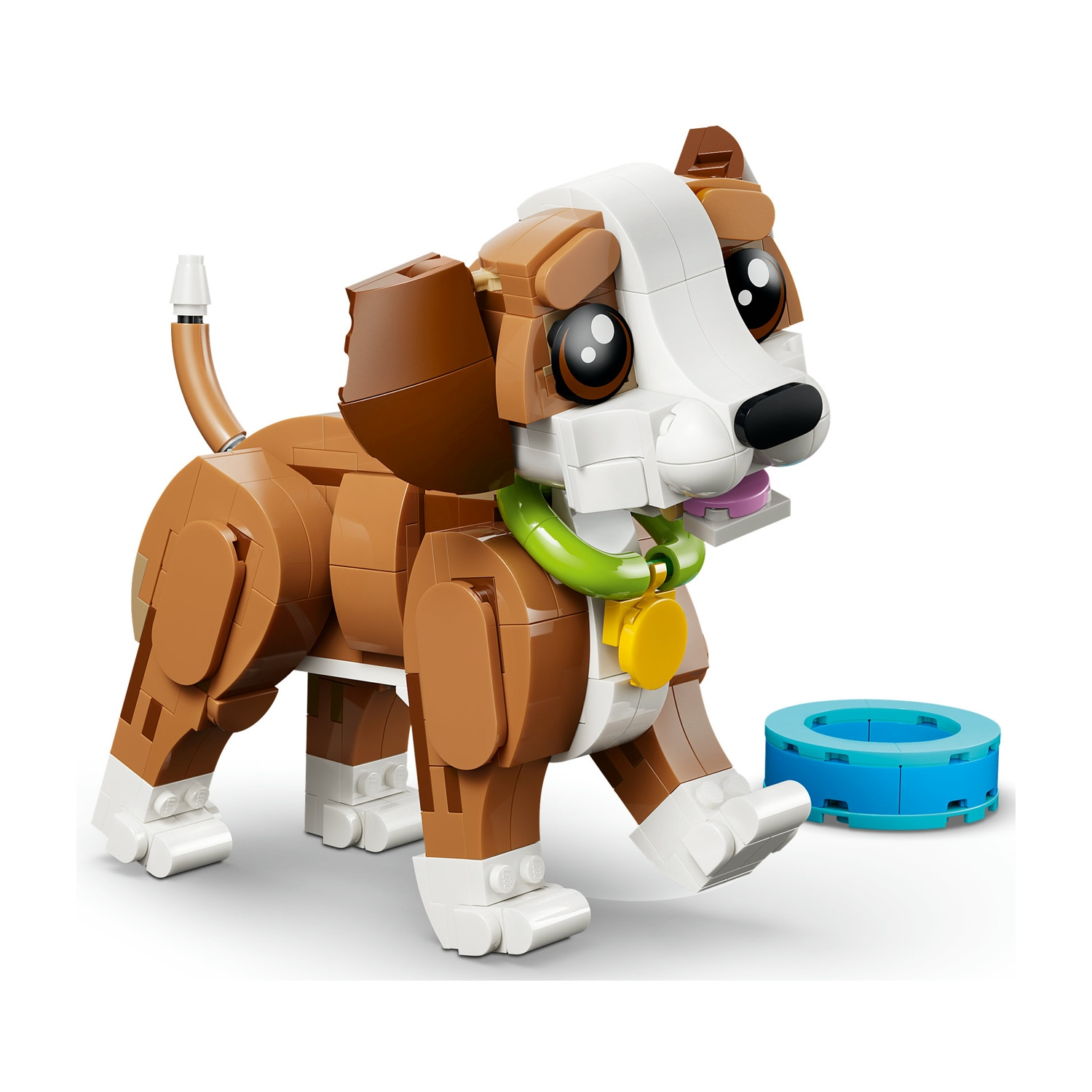 Un cane Lego fatto di mattoncini marroni e bianchi con collare verde, targhetta dorata e ciotola blu.