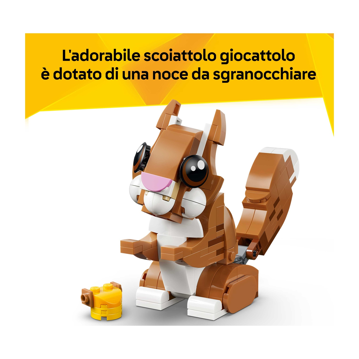 Un giocattolo di scoiattolo Lego marrone e bianco con una noce gialla. Lo scoiattolo è in piedi e un blocco Lego giallo è davanti.