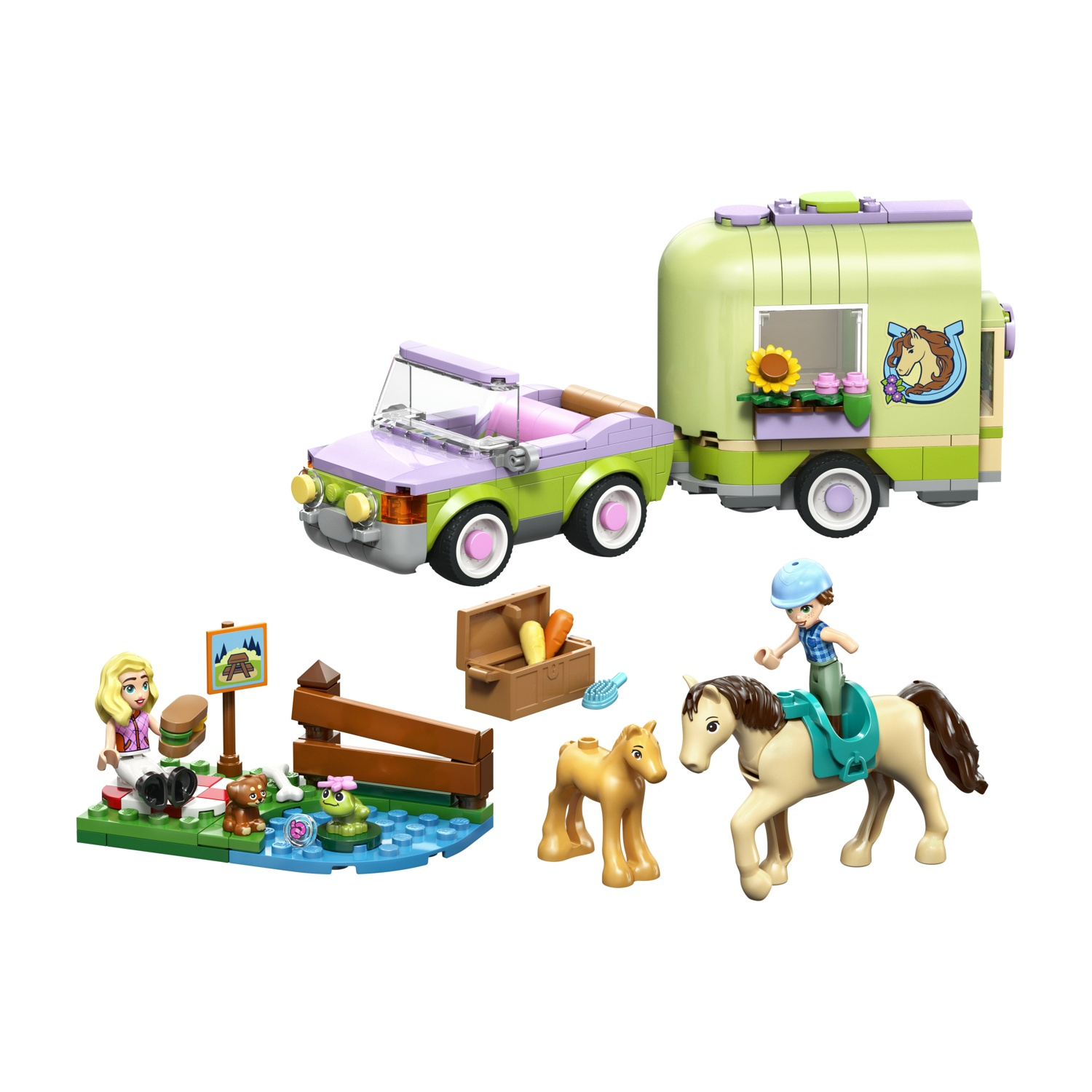 Set Lego con auto, rimorchio e personaggi. Include un cavallo, una ragazza a cavallo e una scena di picnic con una rana.