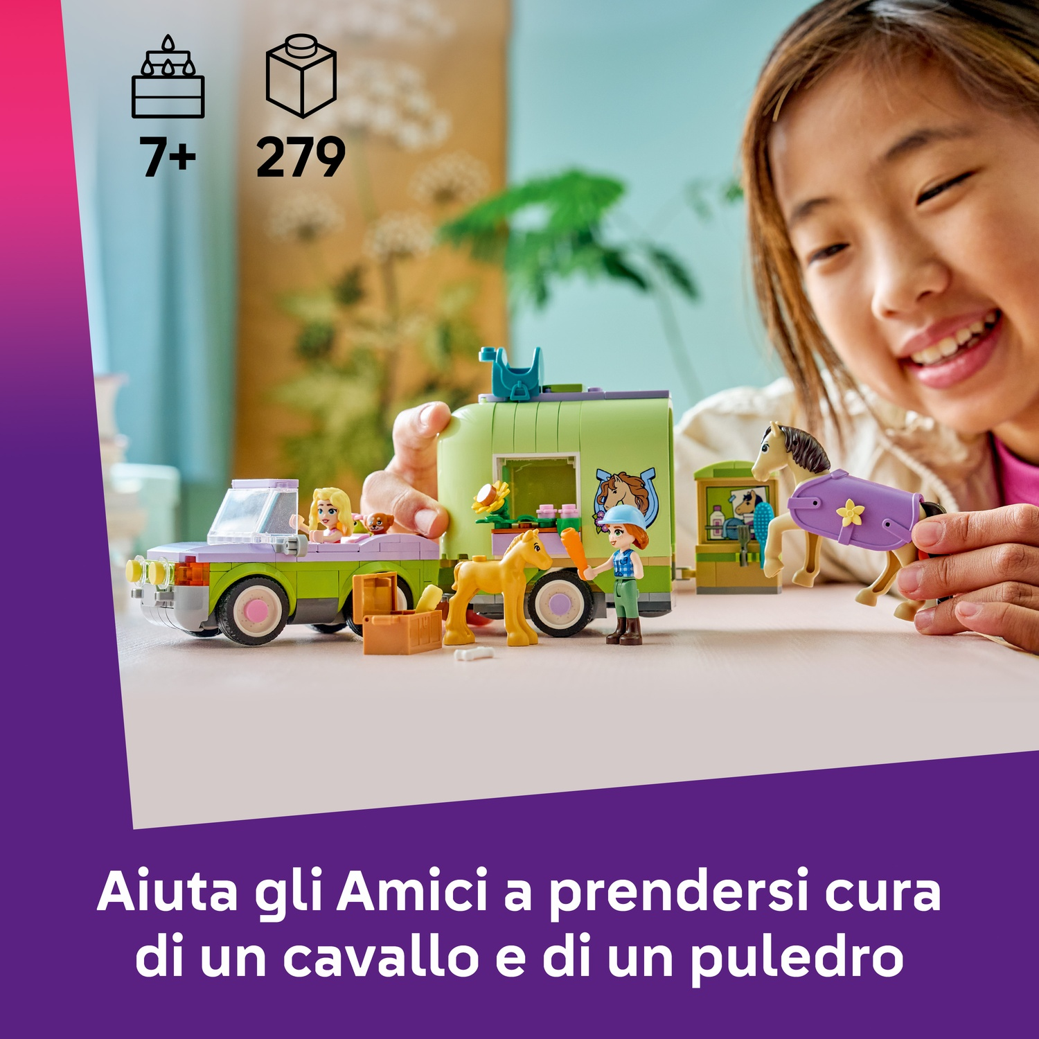 Una ragazza gioca con un set Lego con un cavallo, un'auto e delle figure. Il set include un rimorchio e accessori.
