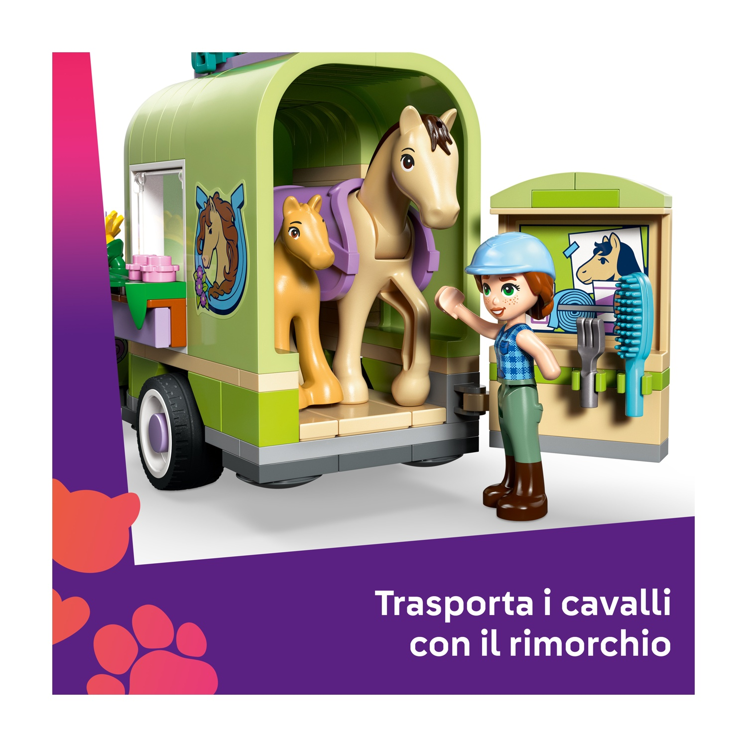 Un rimorchio per cavalli Lego con due cavalli giocattolo all'interno. Una figura di ragazza è in piedi accanto, salutando. Il rimorchio è verde e bianco.