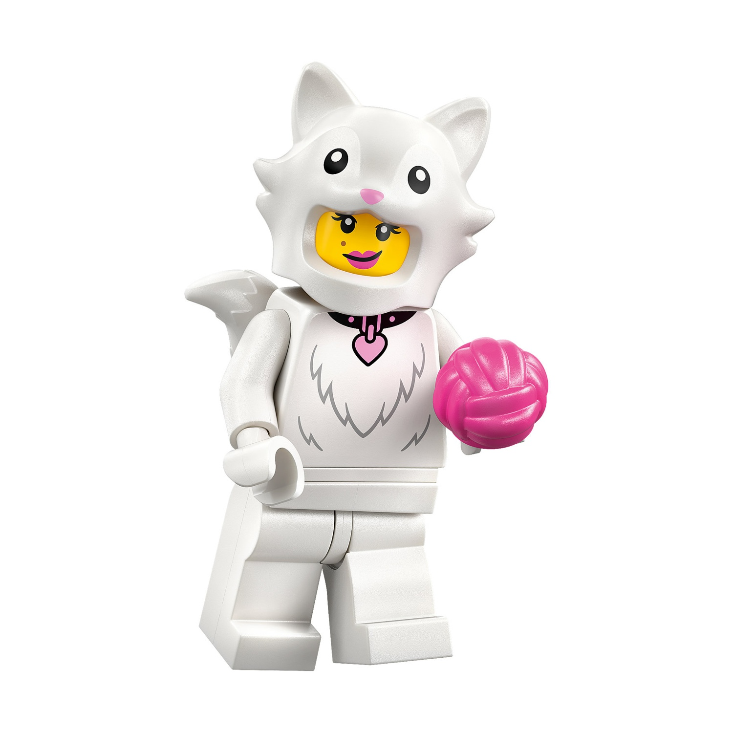 Un personaggio Lego in costume da gatto bianco tiene in mano una palla rosa. Il personaggio ha un viso giallo con un'espressione sorridente.