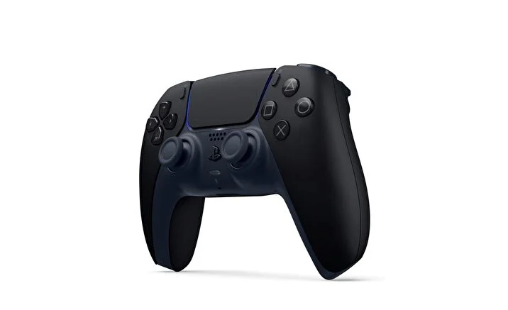 Beyaz zemin üzerinde siyah ve mavi bir PlayStation 5 Dualsense kontrolcüsü. Düğmeler ve joystickler görünür.