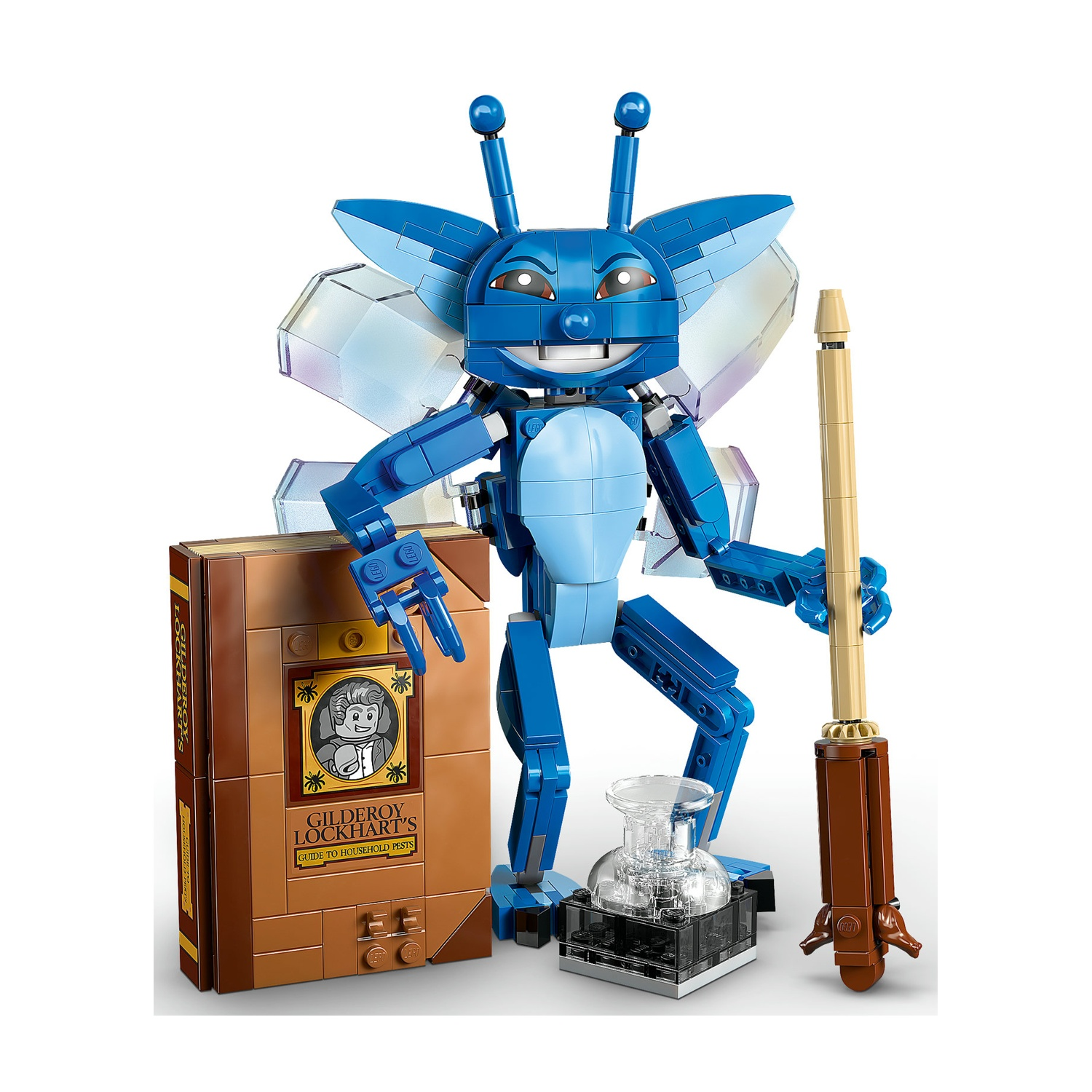 Una figura Lego di una creatura blu con le ali, che tiene un bastone e sta accanto a un libro e un calamaio.