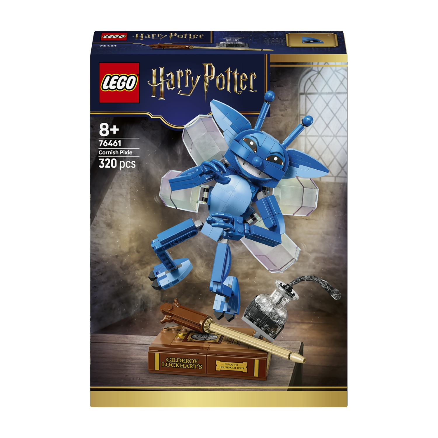 Una scatola Lego di Harry Potter con un folletto della Cornovaglia blu. Ha le ali e si trova sopra una scrivania con una penna e inchiostro.