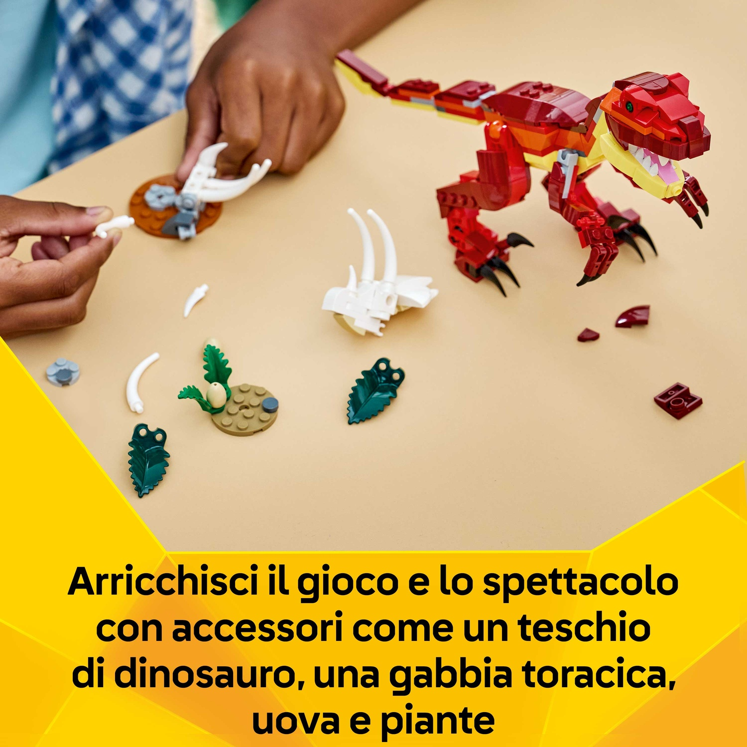 Un bambino assembla un giocattolo di dinosauro rosso e giallo con ossa bianche, piante verdi e altre parti di giocattolo.
