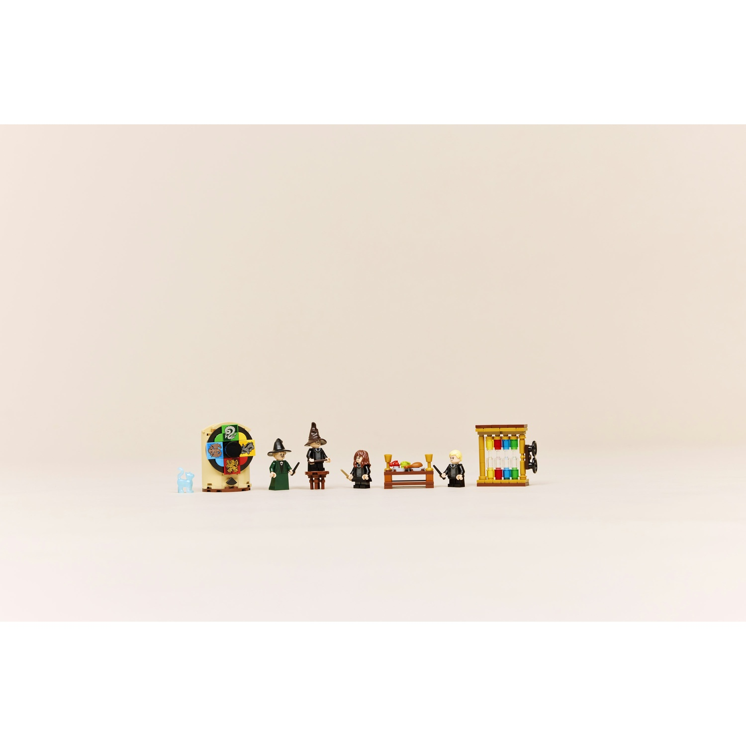 Set Lego Harry Potter. Include personaggi, un tavolo con cibo e un armadietto con fiale colorate, il tutto su sfondo beige.