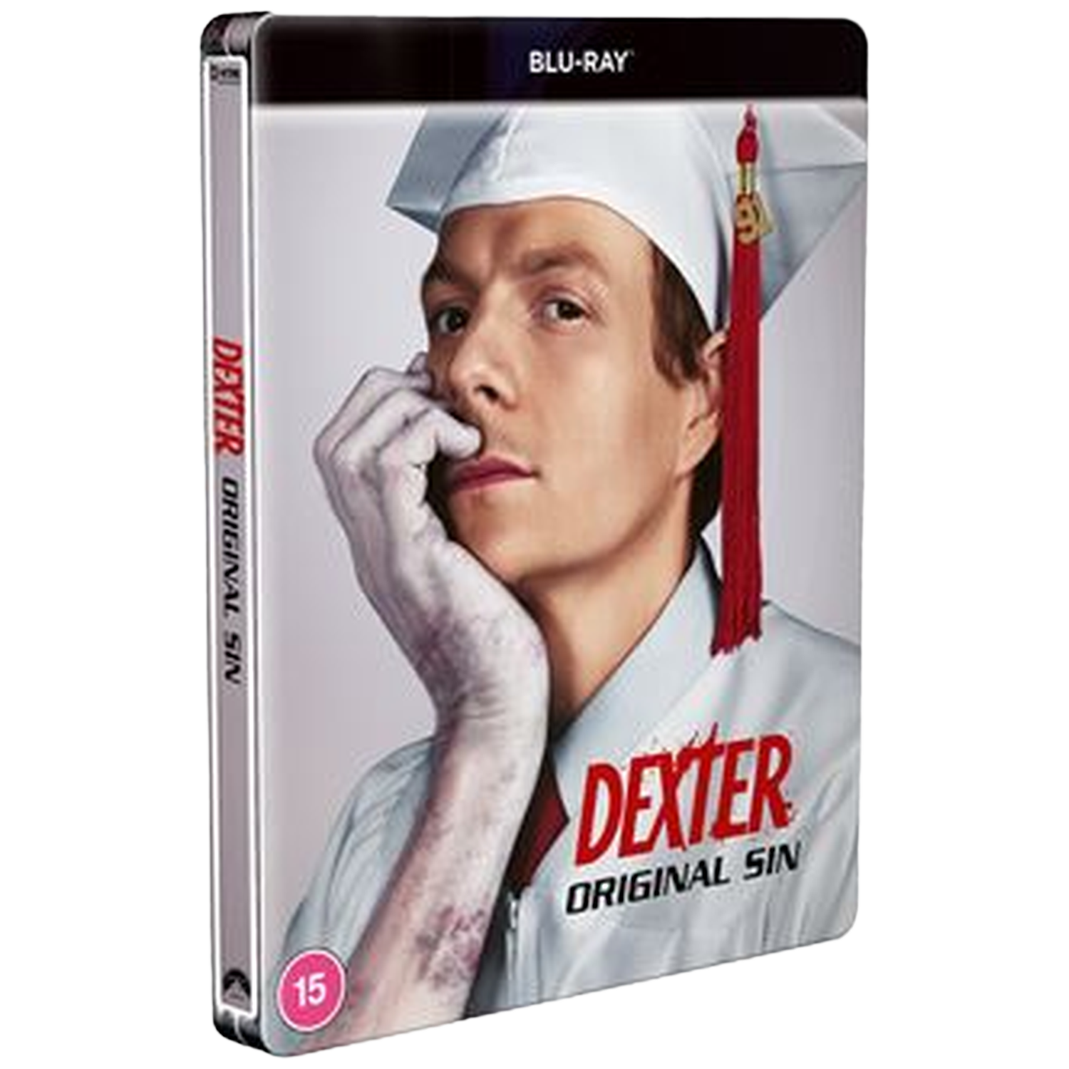 Blu-ray cover voor Dexter: Original Sin. Een man met afstudeerhoed en toga. De titel en leeftijd staan erop.