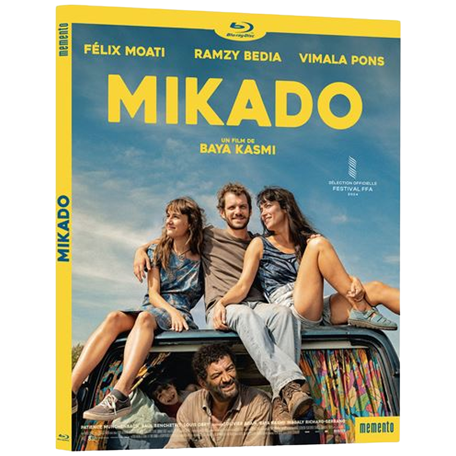 Filmposter: Mikado. Drie mensen zitten op een busje, anderen binnen. Heldere gele rand, blauwe lucht achtergrond. Namen van acteurs bovenaan.