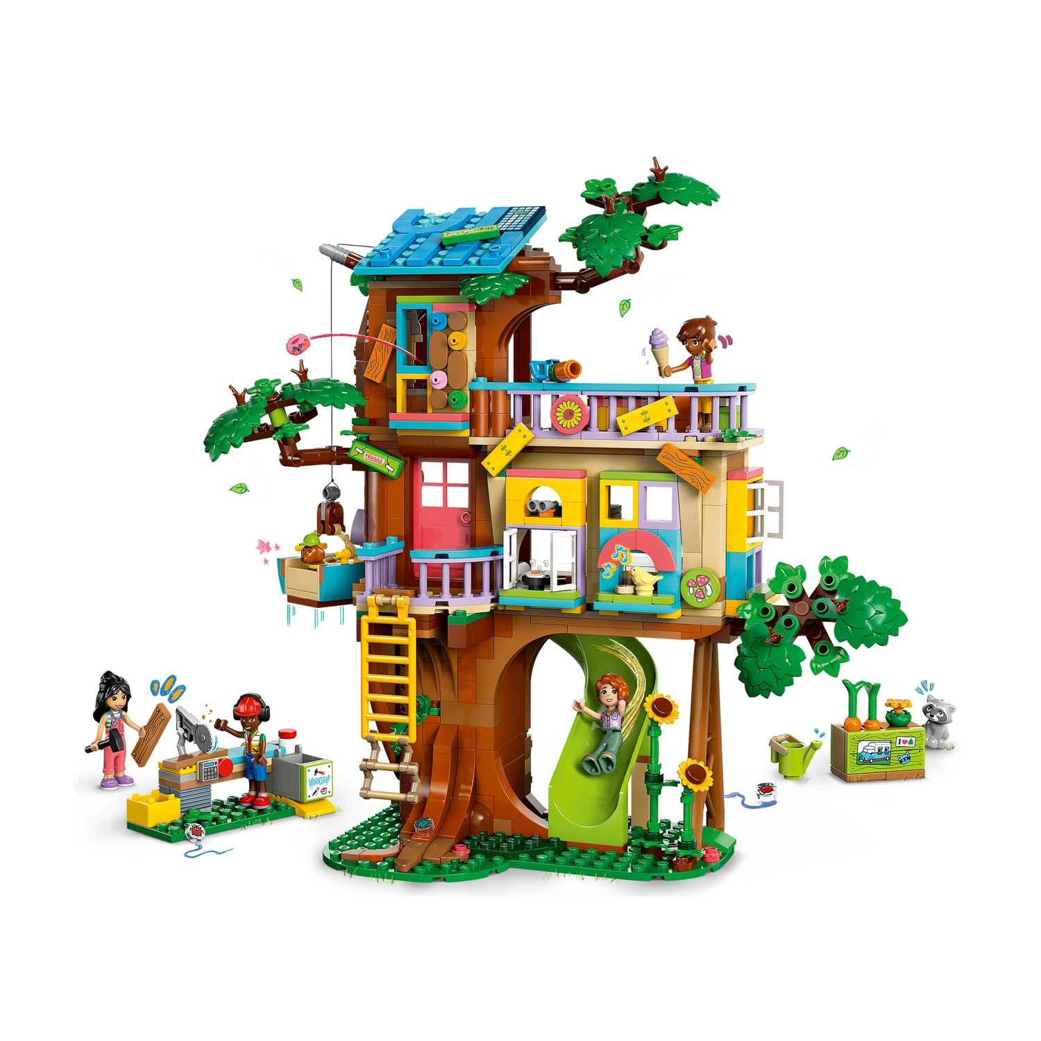 Una casa sull'albero Lego con personaggi, scivolo e accessori. I personaggi lavorano in un'officina. Una ragazza scivola giù. Una ragazza mangia il gelato.