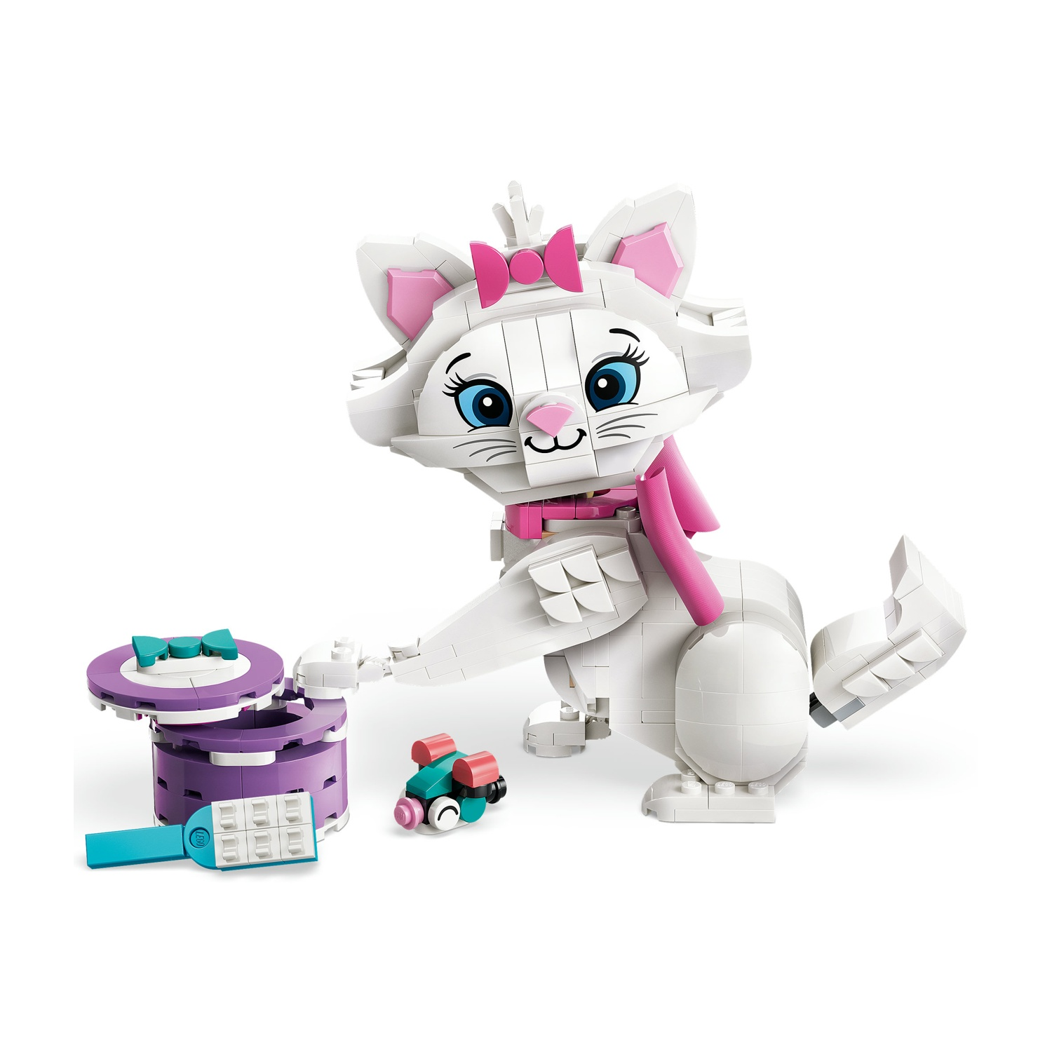 Un gatto Lego bianco con fiocco e sciarpa rosa, che gioca con una scatola viola e un'automobilina giocattolo.