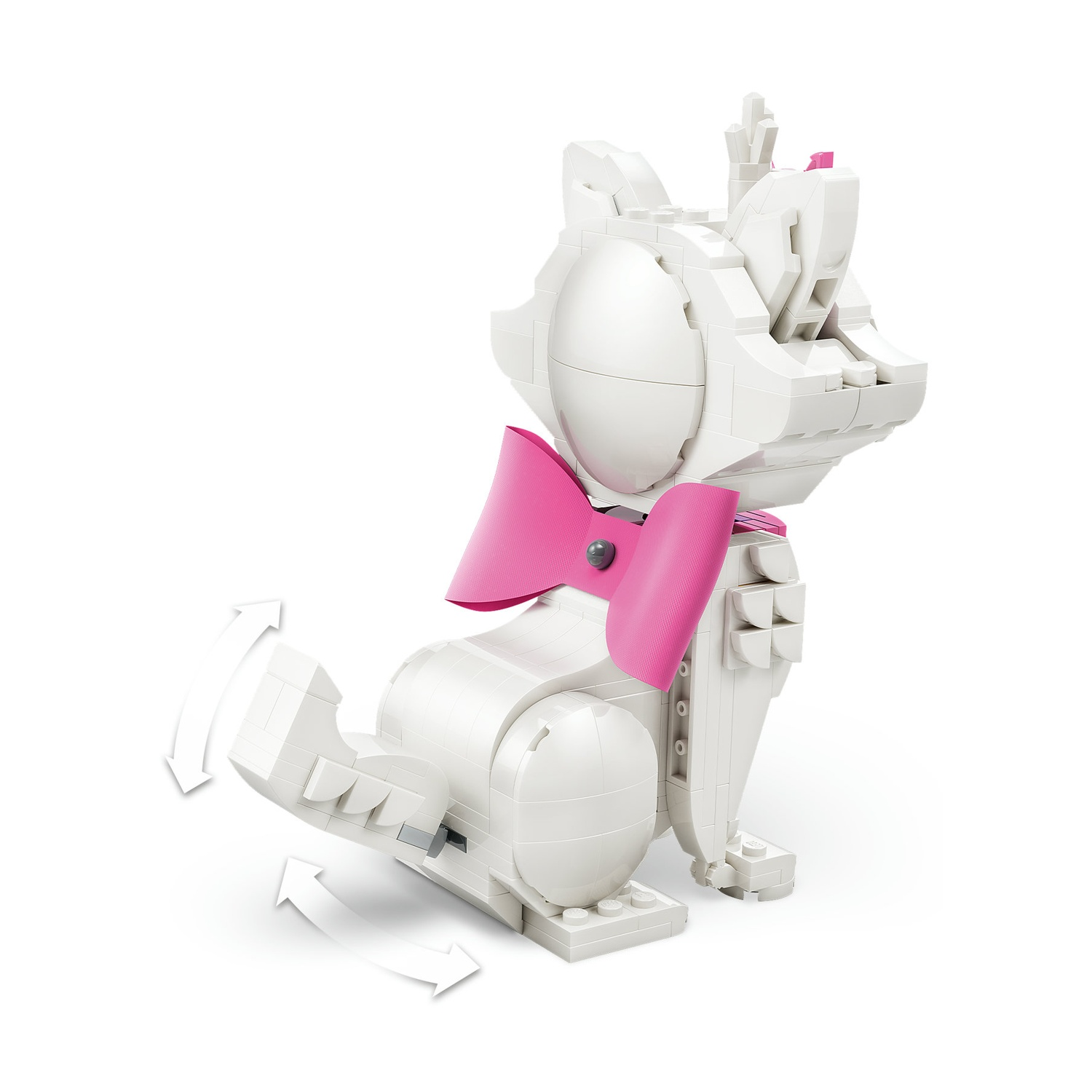 Un gatto Lego bianco con un papillon rosa. La sua zampa si muove con frecce attorno. Lo sfondo è bianco.
