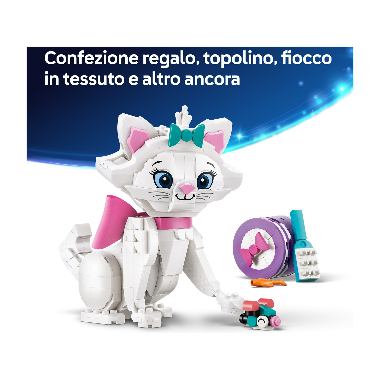 Una statuetta di gatto bianco con fiocco e collare rosa, che gioca con una piccola macchinina giocattolo. Sono presenti anche altri oggetti.