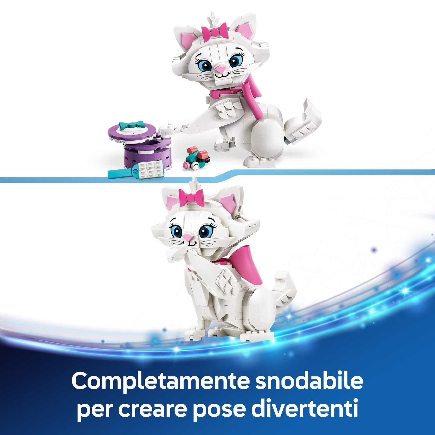 Due figure di gatto Marie fatte di blocchi con accessori. Una tiene un cappello, l'altra è seduta. Testo in basso in italiano.